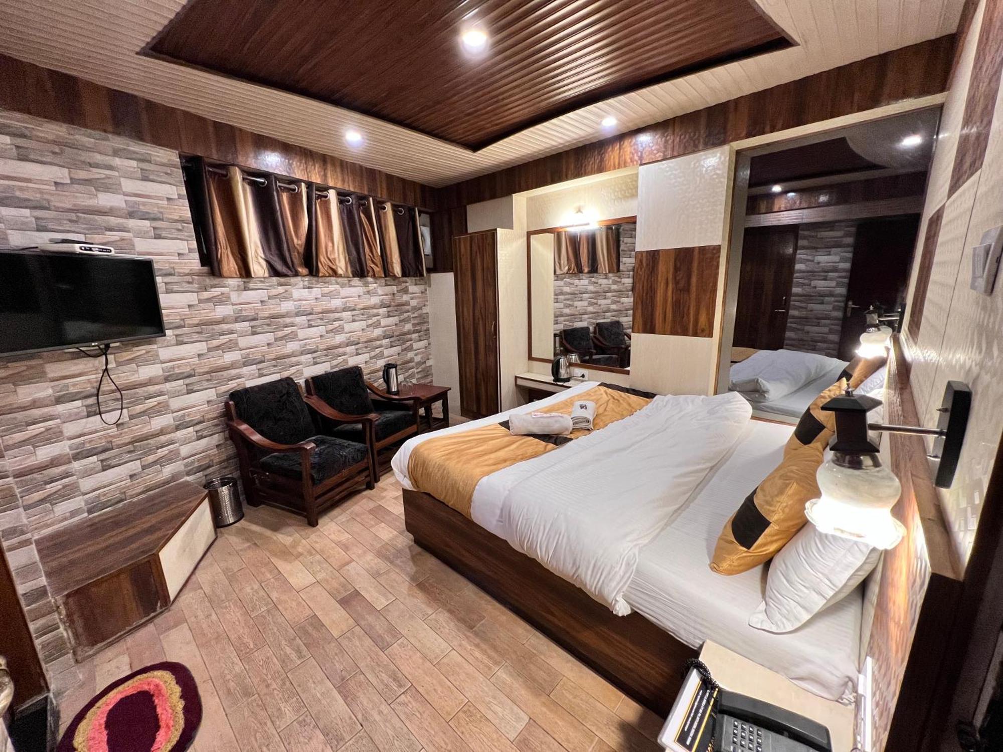 Hotel Victory At Mall Road Shimla Exterior photo