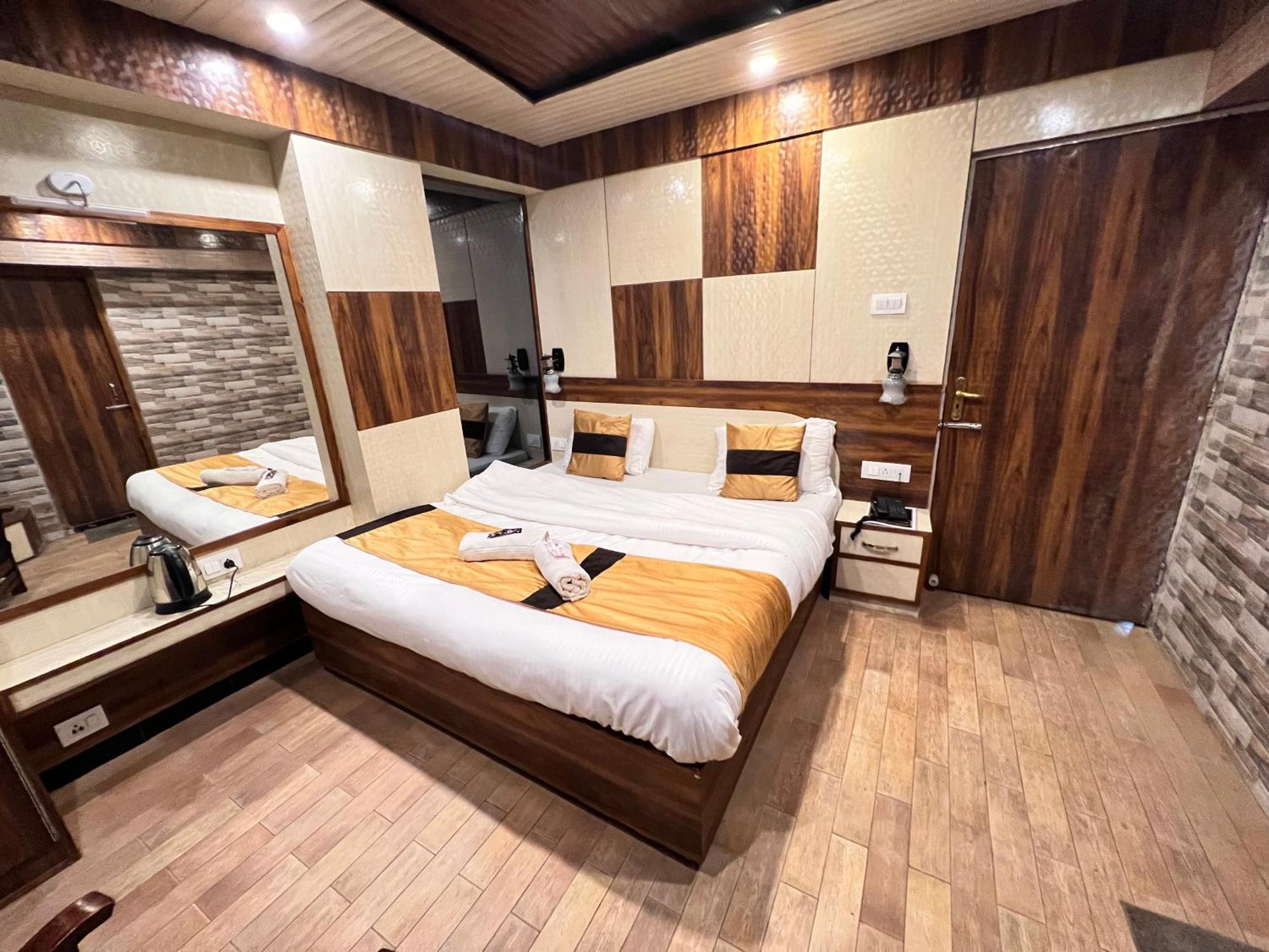 Hotel Victory At Mall Road Shimla Exterior photo