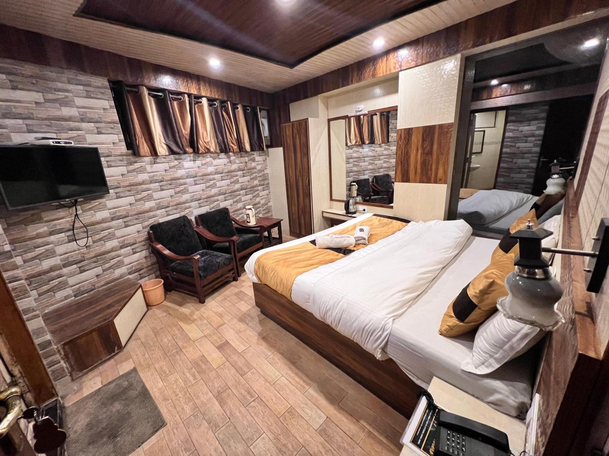 Hotel Victory At Mall Road Shimla Exterior photo